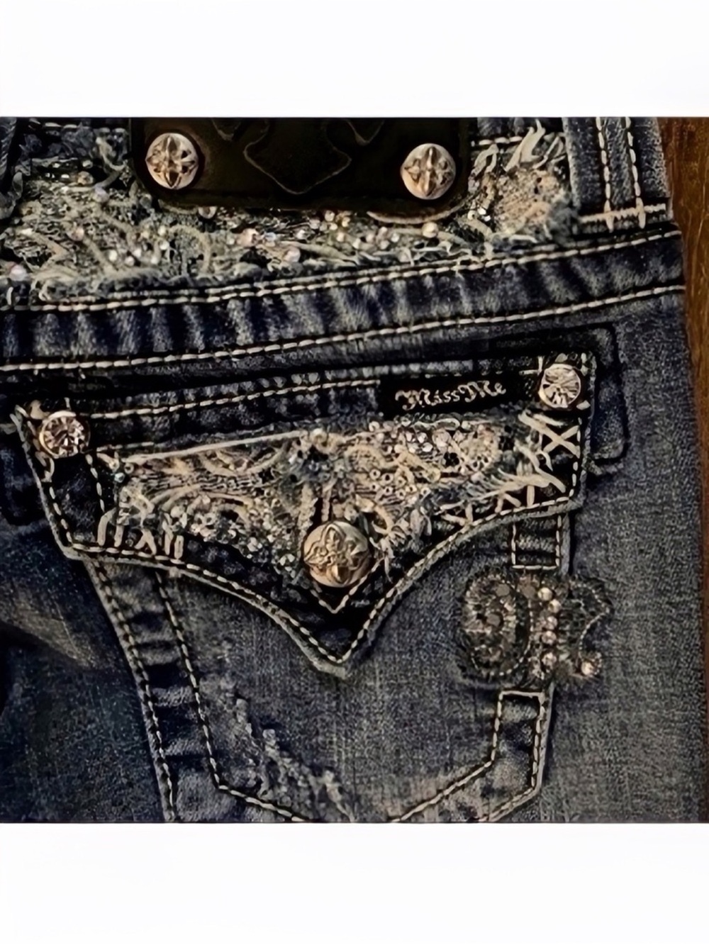 Beautiful Y2K Miss Me Cuffed Capri Embellished Jeans 23-1/2” Inseam
